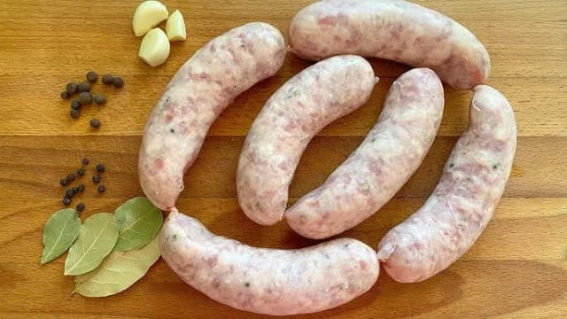 Jak sparzyć białą kiełbasę idealnie, unikając pęknięć i błędów Jak sparzyć białą kiełbasę idealnie, unikając pęknięć i błędów
