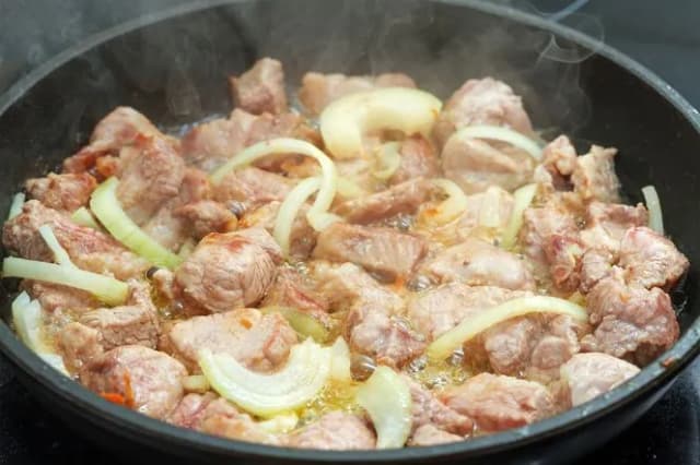 Jak zrobić świeżonkę z mięsa wieprzowego - tradycyjny przepis na smaczne danie Jak zrobić świeżonkę z mięsa wieprzowego - tradycyjny przepis na smaczne danie