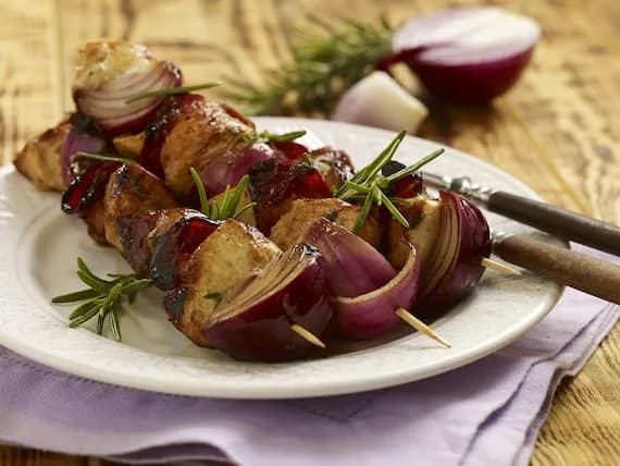 Z czym jeść szaszłyki? Odkryj najlepsze dodatki i sosy do nich Z czym jeść szaszłyki? Odkryj najlepsze dodatki i sosy do nich